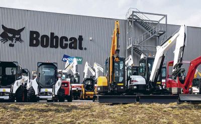 Bestellt, gebaut und lieferfertig: Vom Bobcat-Werk in Dobris aus gehen die Maschinen zu Kunden auf der ganzen Welt. Lackiert sind die Maschinen in der Wunschfarbe der Kunden.  (Foto: Heiko Metzger)