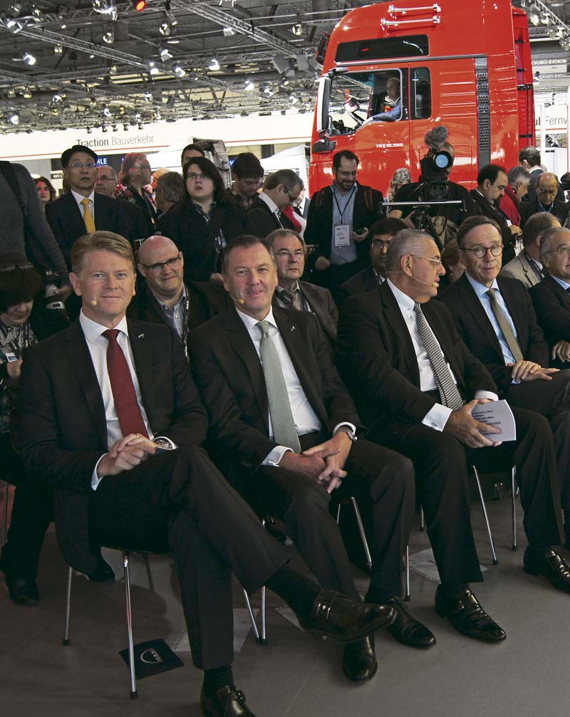 MAN-Pressekonferenz (v. l. n. r.): Anders Nielsen,(MAN-Vorstandssprecher), Jürgen Löw (MAN-Vorstand), Roberto Cortes (GF MAN Latin America), VDA-Präsident Matthias Wissmann.