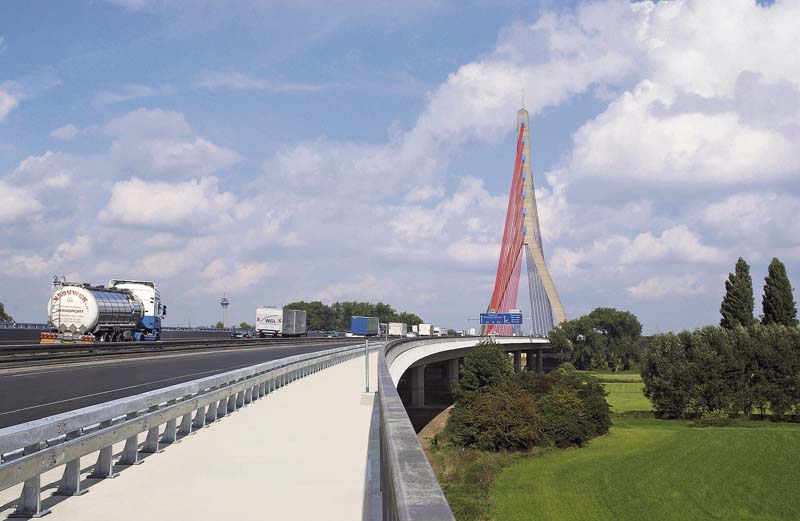 Im Sommer 2012 begann eine umfassende Instandsetzung der Brücke. Dabei wurde auch die Fahrbahndecke erneuert.