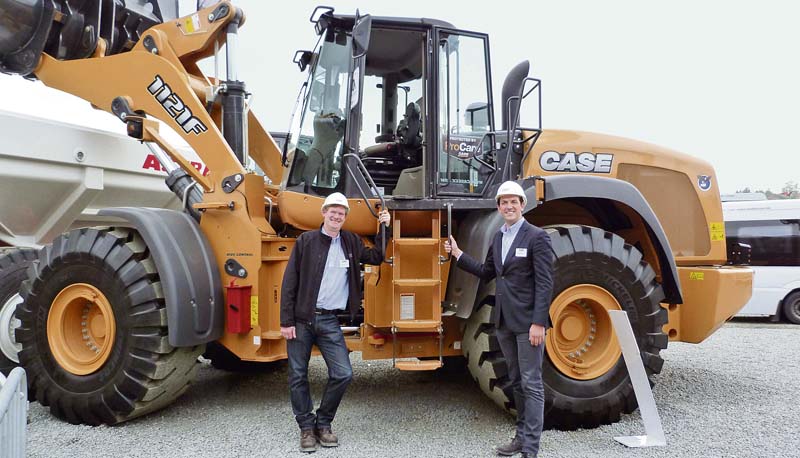 Steffen Thierfelder, Business Director Baumaschinen D-A-CH (Deutschland, Österreich und die Schweiz) bei CNH Industrial Baumaschinen (rechts), und Marketing-Manager Ralf Grönboldt (links).