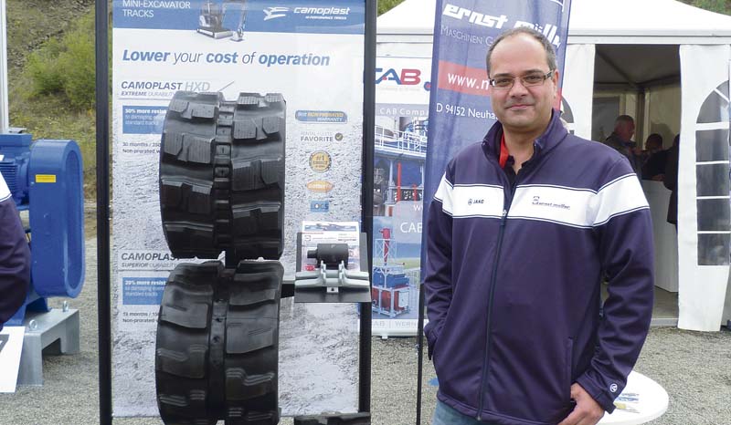 Stefan Aichmayr, Geschäftsführer bei Ernst Müller Maschinen Geräte Ersatzteile GmbH, auf der diesjährigen steinexpo. (Foto: DBU/Heiko Metzger)