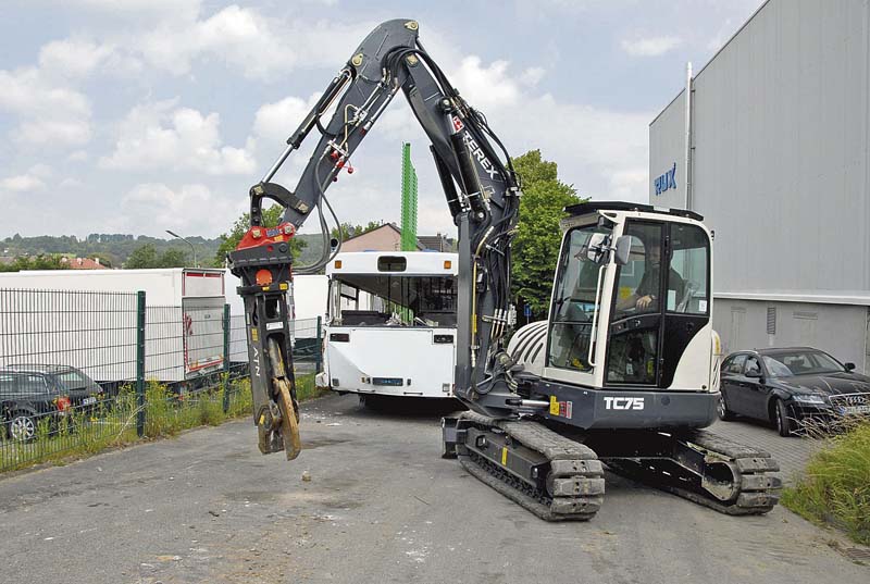 Der Midi-Raupenbagger TC75 lässt sich mit allen erdenklichen Anbaugeräten ausrüsten. (Foto: Terex)