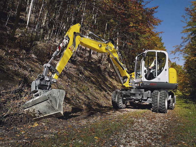 Der neue 10-Tonnen-Mobilbagger EW100 von Wacker Neuson erreicht Spitzengeschwindigkeiten von bis zu 40 Kilometern pro Stunde. (Foto: Wacker Neuson)