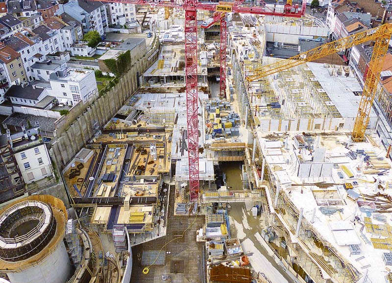 Der gesamte Baukörper schmiegt sich mit seinen geschwungenen Formen an die Straßenzüge der Aachener Altstadt an. Lagerplatz: Fehlanzeige. (Foto: Züblin)