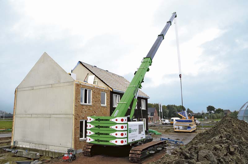 Innerhalb nur eines Tages werden im niederländischen Leeuwarden Null-Energiehäuser gebaut.  (Foto: Sennebogen Maschinenfabrik GmbH)