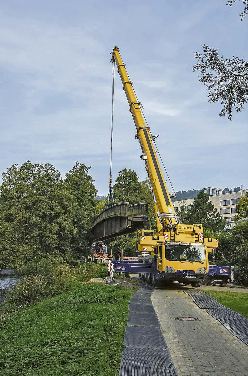 Der Explorer 5600 hebt die 29 m lange und knapp 17 t schwere Brücke in einem Radius von rund 20 m.  (Foto: Terex Cranes)