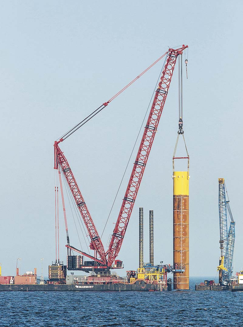 Rund 300 Tonnen schwer ist dieser Gründungspfeiler, den der LR 11350 hier exakt positioniert.   (Foto: Lieherr-Werk Ehingen GmbH/@Westermeerwind)