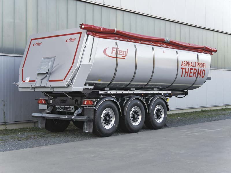 Dreiachs-Sattelkipper Asphaltprofi Thermo BASICplus von Fliegl: Das Fahrzeug basiert auf dem Stone Master light.   (Foto: Fliegl Fahrzeugbau GmbH)