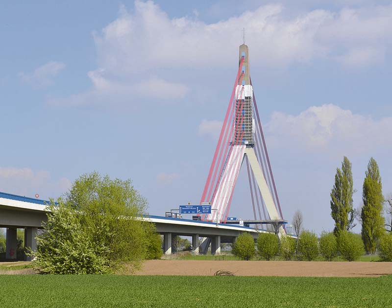 Der größte Pylon Deutschlands: 146 Meter hoch ragt der Pfeiler der Fleher Brücke in den Himmel. Er wurde 1979 errichtet und 2016/2017 saniert.   (Foto: SteCretec GmbH)