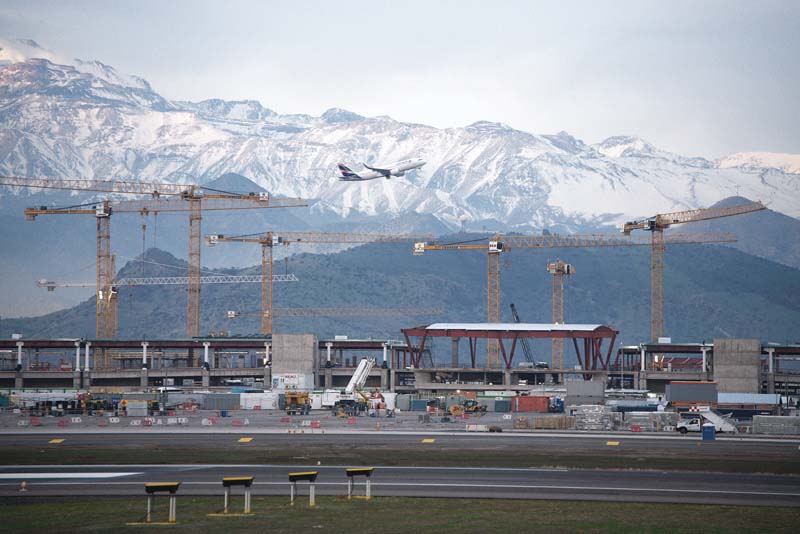 Insgesamt 23 Liebherr-Turmdrehkrane sind beim Bau des Flughafens in Santiago de Chile im Einsatz. ( Foto: Liebherr-Werk Biberach GmbH)