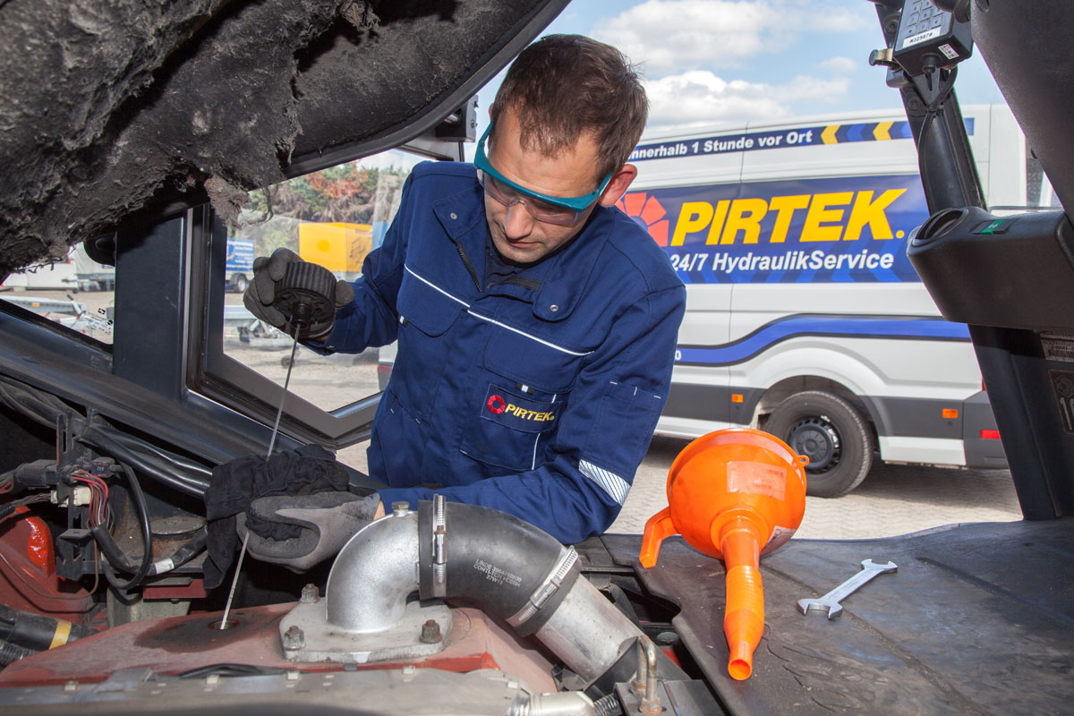 Defekte Hydraulikschläuche zählen zu den häufigsten Ursachen für Maschinenstillstände. (Foto: Pirtek)