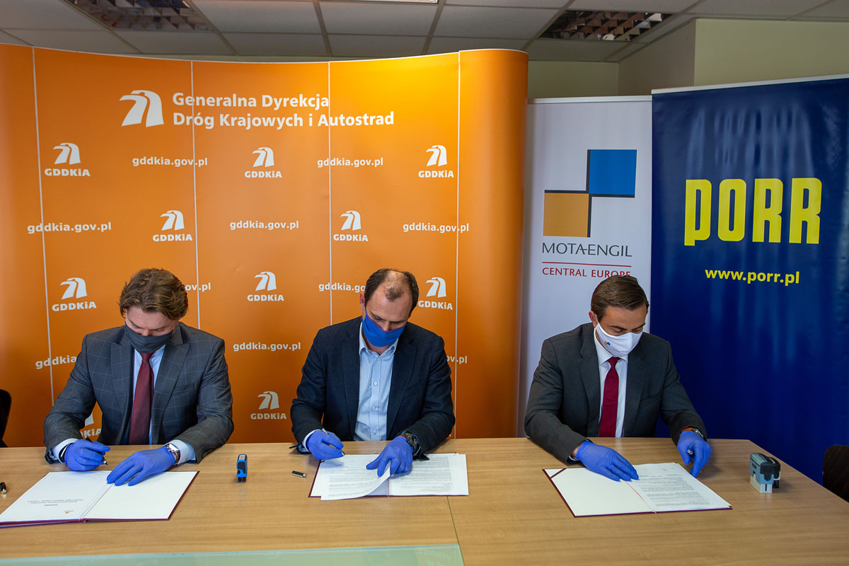 Bei der Vertragsunterzeichnung für das Bauprojekt:  v.l.n.r.: Marek Niełacny, Piotr Sarnowski  und Dawid Bajorek (Foto: Porr)