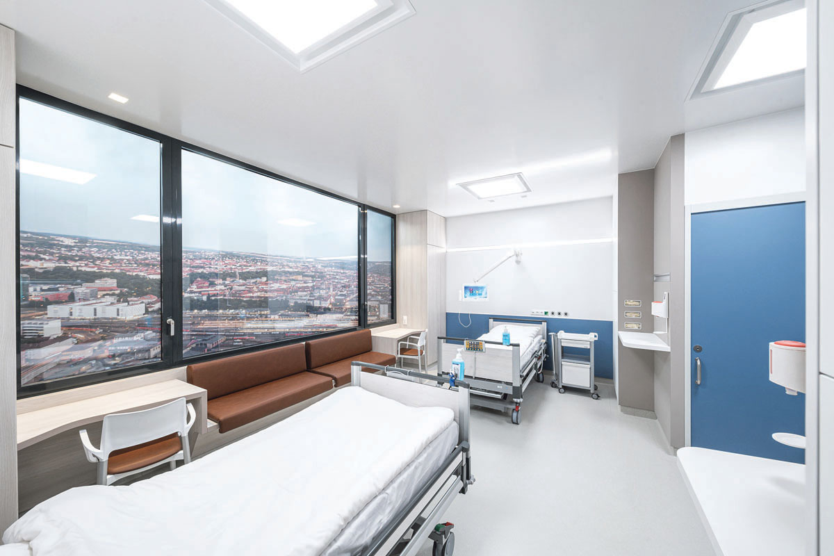 Beim „Patientenzimmer der Zukunft“ kamen Aluminiumfenster der Serie Schüco AWS 75 BS.HI+ zum Einsatz. (Foto: IIKE / Tom Bauer 2020)