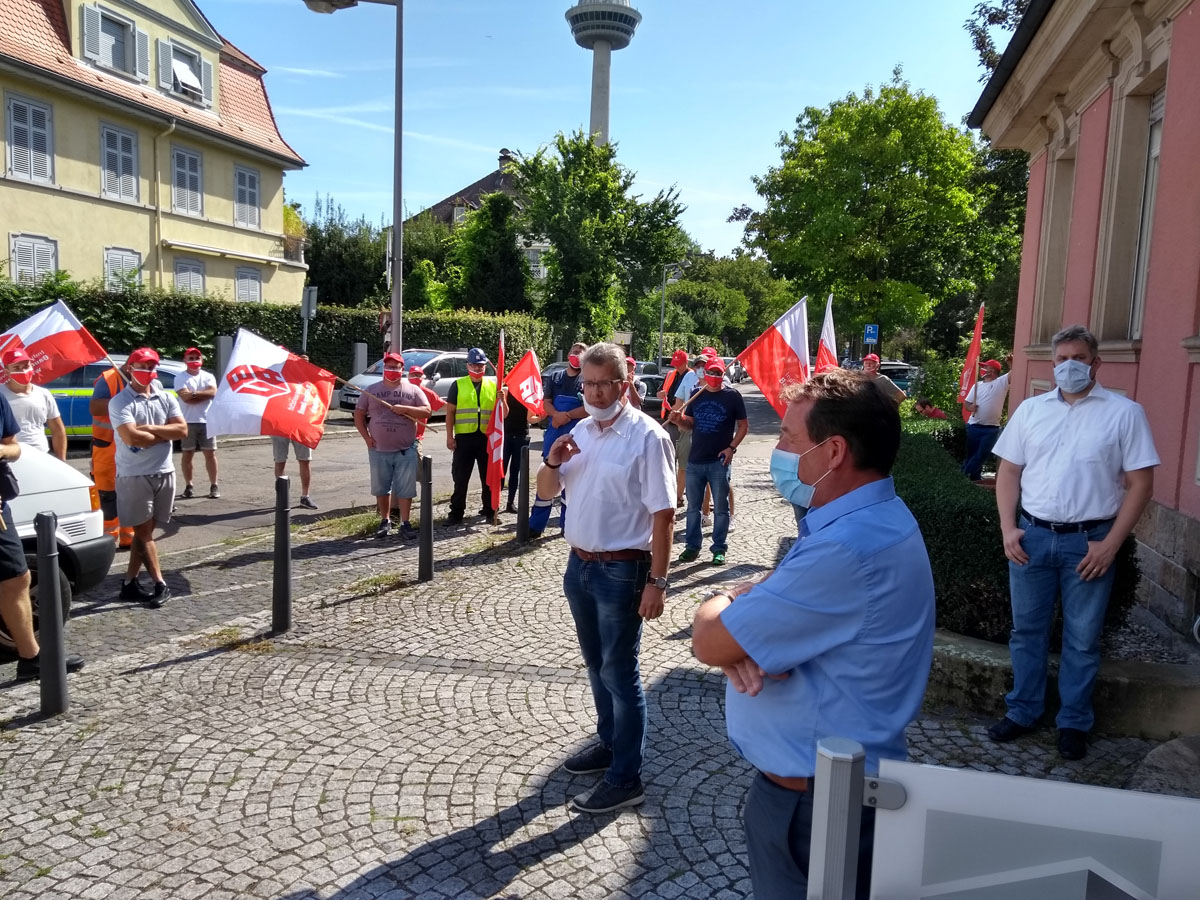 Hart, aber fair sind die  Debatten zwischen Arbeitgebern und Demonstranten  bei 36 Grad in mannheim  geführt worden. (Foto: BW Baden-Württemberg)