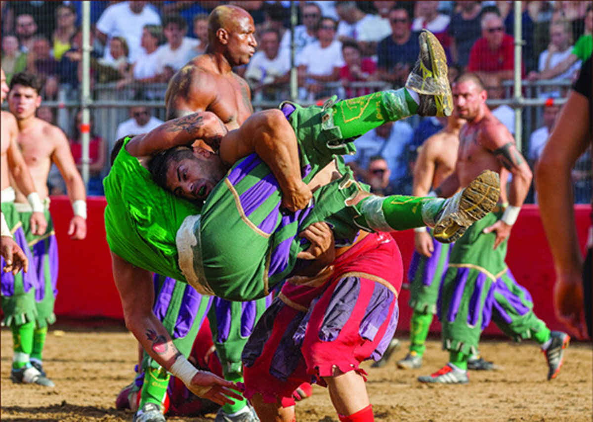 Kicken wie vor 500 Jahren - Case baut Spielfeld  mitten in Florenz