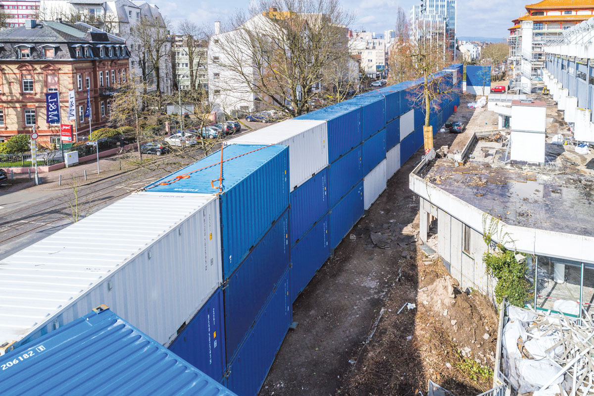 Rennbahn und Schule Frankfurt – Hier wurden  63 Container aufgebaut. (Foto: Bloedorn)