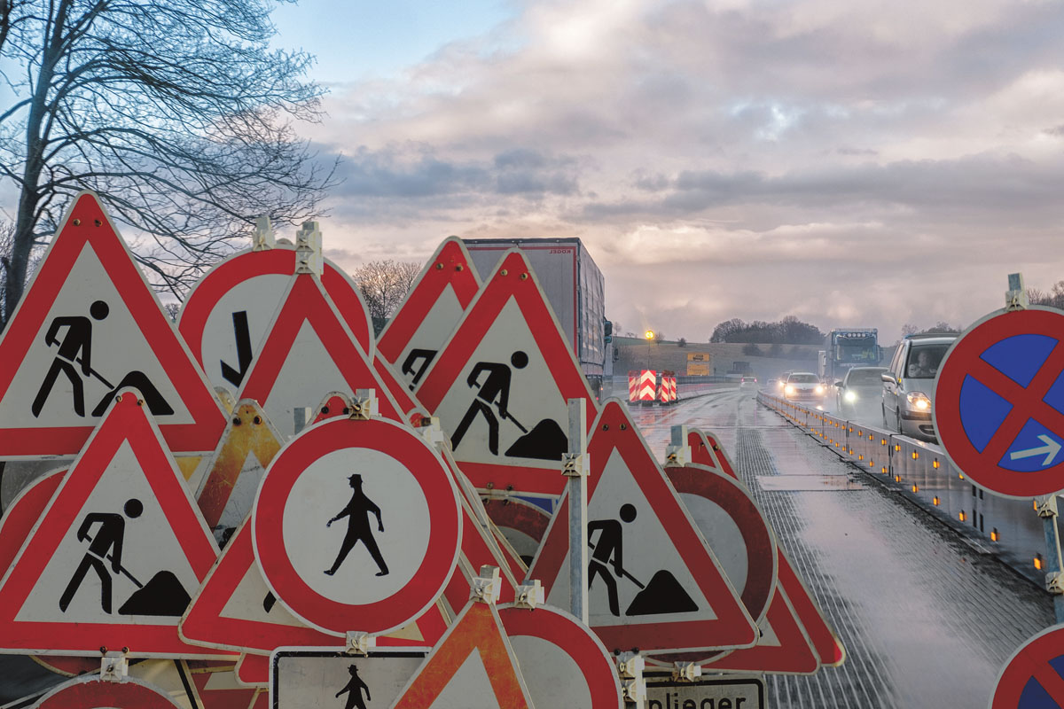 Dass sich die vielerorts dringend notwendige Sanierung wichtiger Straßen so lange hinzieht, liegt auch an der zögerlichen Vergabe von Aufträgen durch die öffentliche Hand. (Foto: Pixabay)