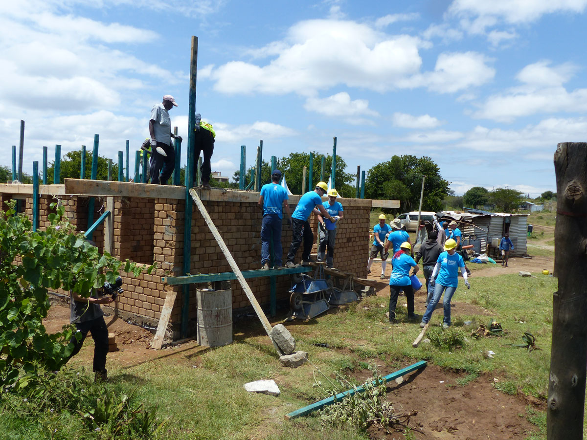 Hier werden die Außenwände für ein Haus von zwei Familien in Kenia fertiggestellt. (Foto: Habitat for Humanity Deutschland)