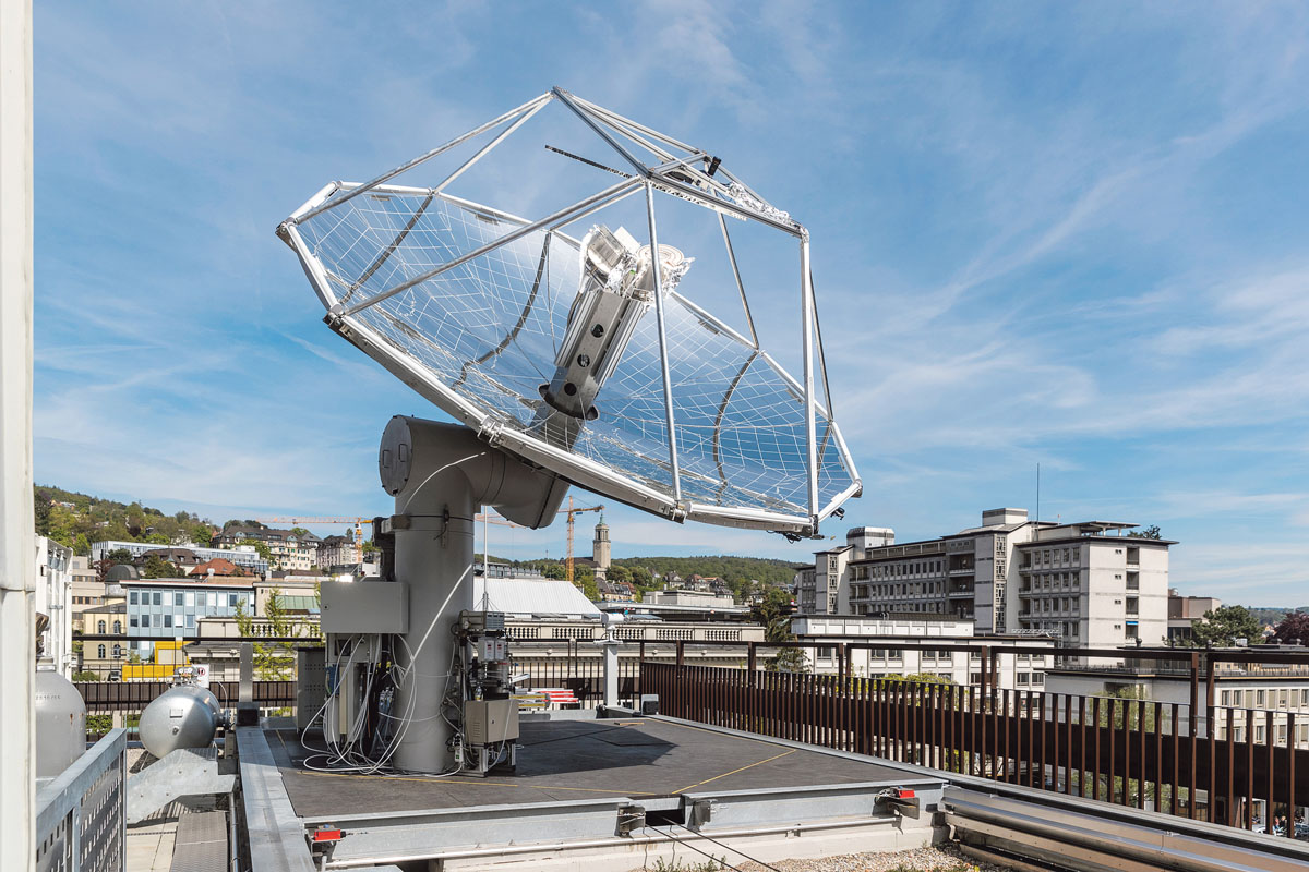 Die neue solare Mini-Raffinerie für Treibstoffe auf dem Dach der ETH mitten in Zürich.  (Foto: ETH Zürich)