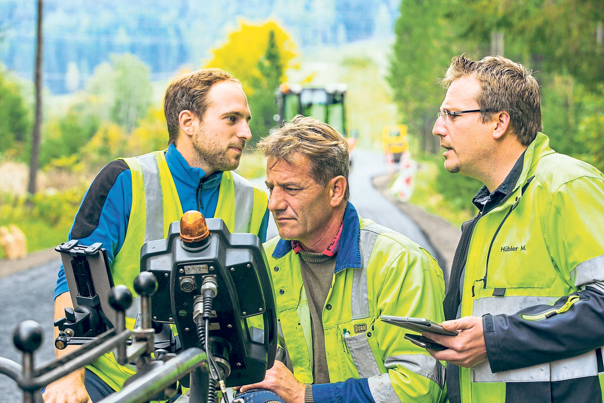 Trainig on the job: Christoph Winkler (l.) mit Bauleitung und Polier. (Foto: Porr)