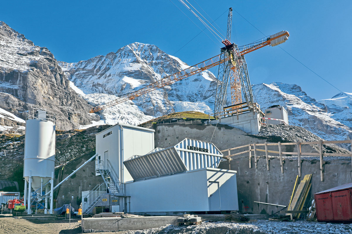Die Liebherr Compactmix 1.0 produziert in 2340 Metern Höhe den Beton für eines der größten Seilbahnprojekte  Europas. (Foto: Liebherr)