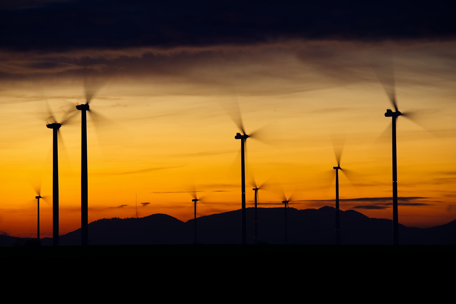 Nicht für jeden ein schöner Anblick: Ein Windpark in Sichtweite der Wohnsiedlung. /Foto: Piaxabay/ distel2610)